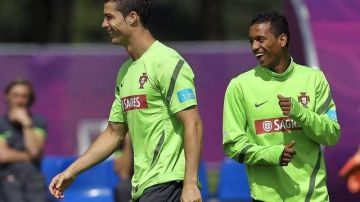 Cristiano Ronaldo (izq.) y Nani desvelan a los jugadores españoles, quienes ya analizan la manera para detenerlos el miércoles.