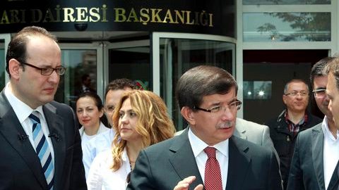 El ministro turco de Asuntos Exteriores, Ahmet Davutoglu, tras su entrevista en la televisión estatal TRT en Ankara (Turquía), ayer.