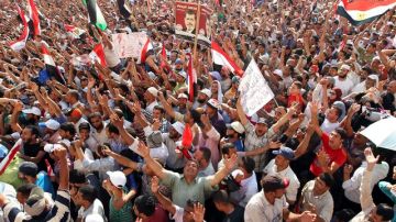 Miles de seguidores del candidato de los Hermanos Musulmanes, Mohamed Mursi, celebran su victoria en las elecciones presidenciales de Egipto, en la plaza Tahrir, de El Cairo.