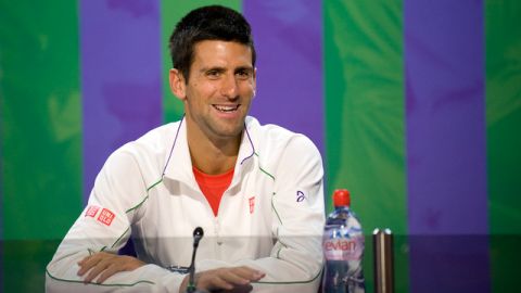 Djokovic responde a una pregunta en la rueda de prensa de ayer.