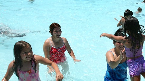 Los niños latinos tienen mayor riesgo de morir ahogados o tener accidentes en piscinas por no saber nadar.