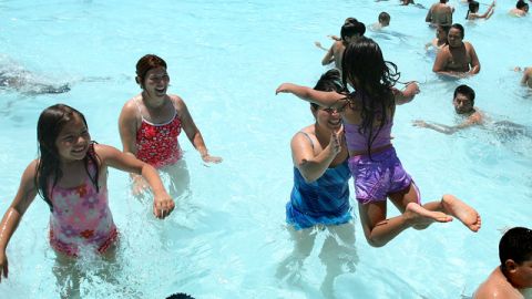 Los niños latinos tienen mayor riesgo de morir ahogados o tener accidentes en piscinas por no saber nadar.
