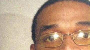 El sospechoso fue identificado como Lamont Macon, y fue descrito como de 5 pies 11 pulgadas de alto, de piel morena, cabello negro y ojos marrones.