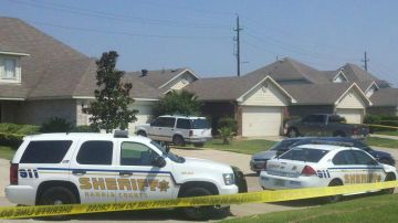 La policía encontró dos cuerpos en una casa del noroeste de Houston.