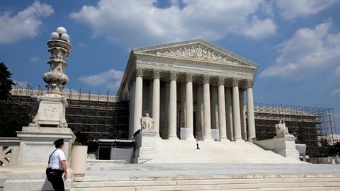 Políticos como el senador Bernie Sanders se oponen a que las corporaciones sean tratadas como personas permitiéndoles financiar campañas.