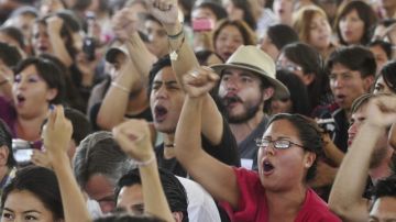 Jóvenes estudiantes del movimiento #YoSoy132 en la Ciudad de México.