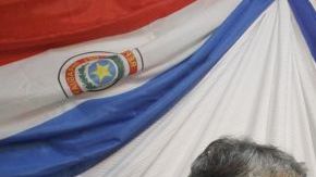 Fernando Lugo recibe mate por parte de uno de sus guardaespaldas durante un encuentro que tuvo hoy con algunos de los que trabajaron como sus ministros.