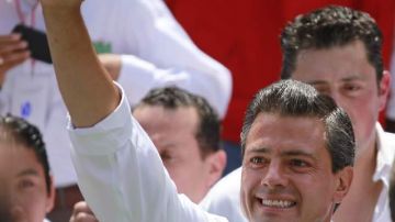 Enrique Peña Nieto saluda a la multitud al llegar ayer a una reunión masiva en el Estadio Azteca, en la Ciudad de México.