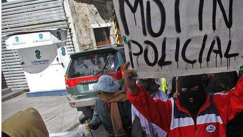 Los policías bolivianos de rangos bajos, que están amotinados desde el jueves, marchaban ayer por las calles de La Paz, Bolivia.