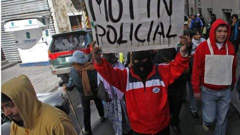Los policías bolivianos de rangos bajos, que están amotinados desde el jueves, marchaban ayer por las calles de La Paz, Bolivia.