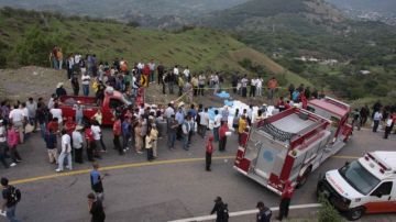 Rescatistas recuperan los cuerpos de al menos 25 personas perdieron la vida y otras 23 resultaron heridas, en un accidente de autobús en el estado de Guerrero.