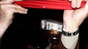 El expresidente Fernando Lugo cuando ayer hablaba a sus seguidores frente al canal de la Televisión Pública.