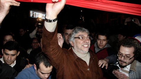 El expresidente Fernando Lugo cuando ayer hablaba a sus seguidores frente al canal de la Televisión Pública.