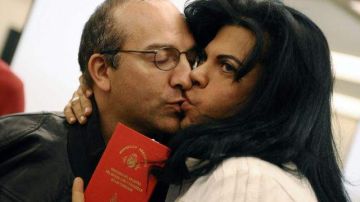 La boda del español José Manuel Gutiérrez Ruiz (i) y el colombiano Oswaldo Antonio Ruiz Marín (d) fue la tercera unión en Argentina entre homosexuales no residentes en el país.