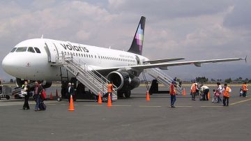 Avión Airbus A319 de Volaris en el Aeropuerto Internacional de Toluca (TLC).