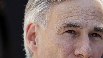 El portavoz de prisiones en Texas, Jason Clark, refirió cualquier pregunta sobre estos casos al fiscal general del estado, Greg Abbott (en la foto).