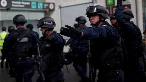 Agentes de la policía federal arribaron a la terminal 2 del aeropuerto para acordonar la zona.