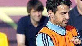 Cesc Fábregas (izq. ) y Xavi Alonso pelean por el balón.