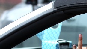 El defensa Diego Reyes abandona las instalaciones de Coapa para diri- girse a la concentración del Tricolor Sub-23 en el CAR.