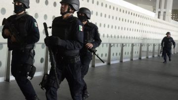 Varios militares hacían el recorrido  operativo ayer, en el aeropuerto internacional de Ciudad de México donde murieron tres policías.