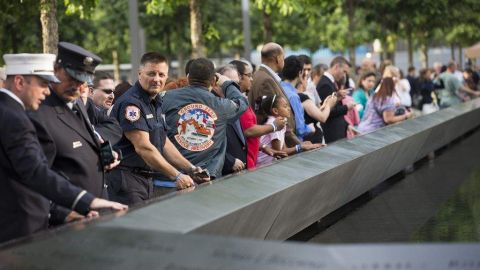 En un acto condenado por los neoyorquinos, la semana pasada estudiantes lanzaron basura en las piscinas reflectoras del Monumento del 9/11.