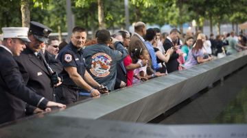 En un acto condenado por los neoyorquinos, la semana pasada estudiantes lanzaron basura en las piscinas reflectoras del Monumento del 9/11.