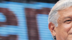 El candidato a la presidencia de México por el Partido de la Revolución Democrática (PRD), Andrés Manuel López Obrador, asiste  a un multitudinario acto de campaña en la ciudad de Guadalajara (México). El domigo serán las eleccioes presidenciales.