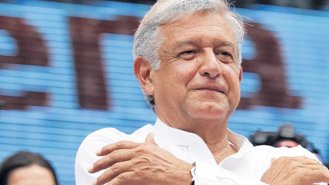El candidato a la presidencia de México por el Partido de la Revolución Democrática (PRD), Andrés Manuel López Obrador, asiste  a un multitudinario acto de campaña en la ciudad de Guadalajara (México). El domigo serán las eleccioes presidenciales.