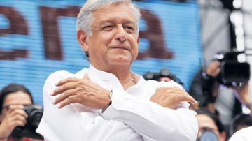 El candidato a la presidencia de México por el Partido de la Revolución Democrática (PRD), Andrés Manuel López Obrador, asiste  a un multitudinario acto de campaña en la ciudad de Guadalajara (México). El domigo serán las eleccioes presidenciales.