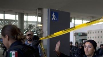 Oficiales de la policía en la escena de un tiroteo que se produjo en la Terminal 2 del Aeropuerto Internacional de la Ciudad de México, el pasado lunes..