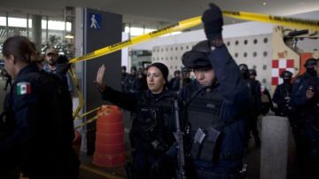 Oficiales de la policía en la escena de un tiroteo que se produjo en la Terminal 2 del Aeropuerto Internacional de la Ciudad de México, el pasado lunes..