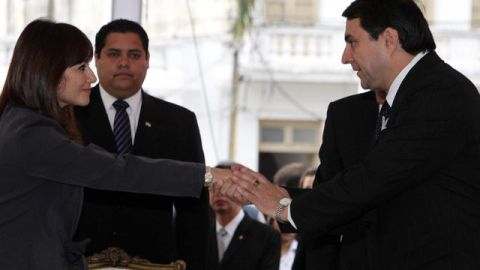 El reciente presidente paraguayo, Federico Franco (d), saluda a su nueva ministra de Justicia y Trabajo, María Lorena Segovia (i).