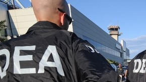 Desde  hace varios años agentes de la DEA acompañan en operativos antinarcóticos  a oficiales  en diferentes países  en América Latina.