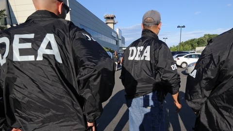 Desde  hace varios años agentes de la DEA acompañan en operativos antinarcóticos  a oficiales  en diferentes países  en América Latina.