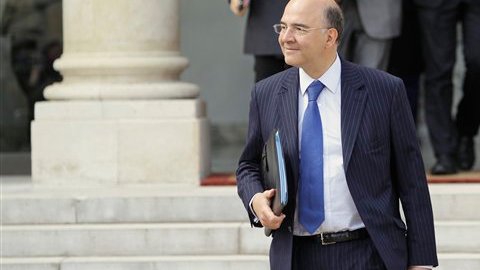 El ministro francés Pierre Moscovici se muestra receptivo a la idea de crear eurobonos de deuda.