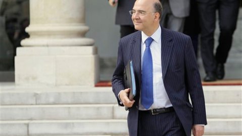 El ministro francés Pierre Moscovici se muestra receptivo a la idea de crear eurobonos de deuda.