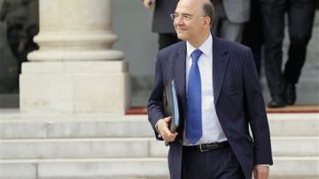El ministro francés Pierre Moscovici se muestra receptivo a la idea de crear eurobonos de deuda.