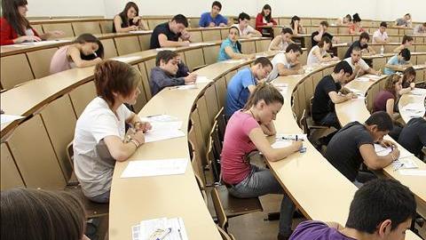 Los graduados de 2010 dejaron la universidad con una deuda media de 24,000 dólares.