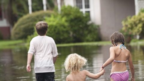 Residentes de la bahía de Riviera  de San Petersburgo, sufriendo las inundaciones por 'Debby'.