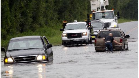 Las intensas lluvias han obligado al cierre de varios tramos de la única autopista interestatal que recorre Florida.