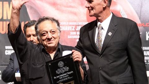 Sulaimán también criticó a promotores que hacen cualquier cosa porque sus representados no pierdan sus cinturones,