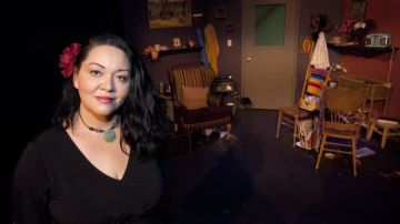 La autora de "Real Women Have Curves", Josefina López, posa en el teatro CASA 0101 del este de Los Ángeles, donde está presentando su última creación, "Trío Los Machos".