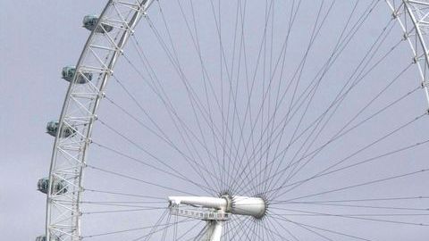 El London Eye es la rueda más grande del mundo, y es visitada cada día por 10,000 personas.