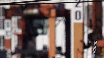 Policías rodearon esta mañana el barco de carga a su llegada al puerto de Newark.