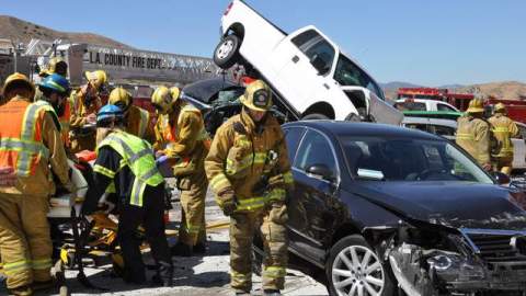 Casi 20 automóviles y un camión chocaron ayer en una autopista en las montañas al norte de Los Ángeles dejando varios heridos.