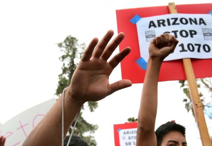 Foto de archivo que muestra a manifestantes que protestan contra la SB1070 de Arizona.