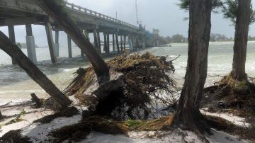 Los meteorólogos dijeron que una combinación de mareas y aumento del nivel del mar por la tormenta pudiera causar inundaciones en zonas costeras ya anegadas por Debby.