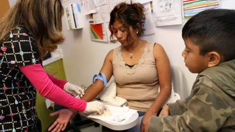 Fiscales de 26 estados impugnan en especial el requisito de obligatoriedad de las pólizas de seguro médico a la población.