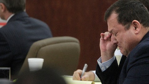 El acusao lloró mientras  su esposa testificaba.