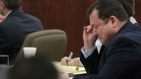 El acusao lloró mientras  su esposa testificaba.